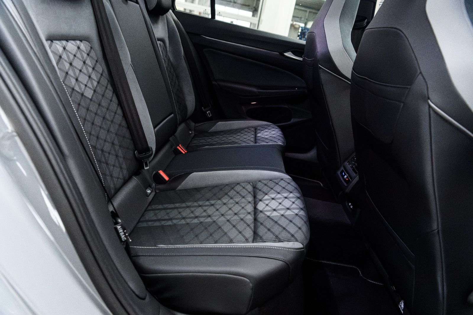 Fahrzeugabbildung Volkswagen Golf Variant R-Line eTSI DSG+AHK+Kamera+Pano