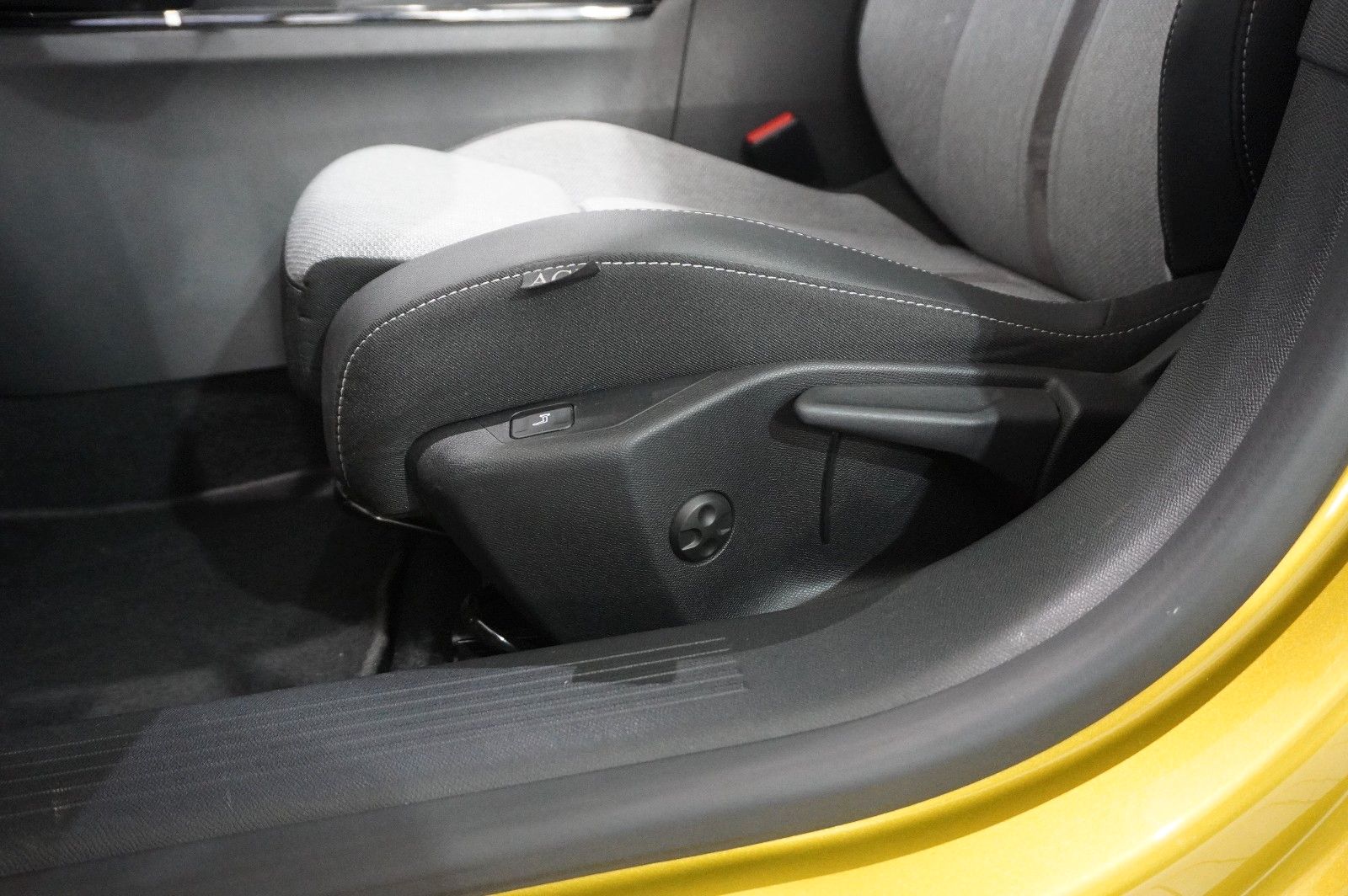 Fahrzeugabbildung Opel Astra L Lim. 1.6 HYBRID ELEGANCE NAVI/LED/SH/AHK