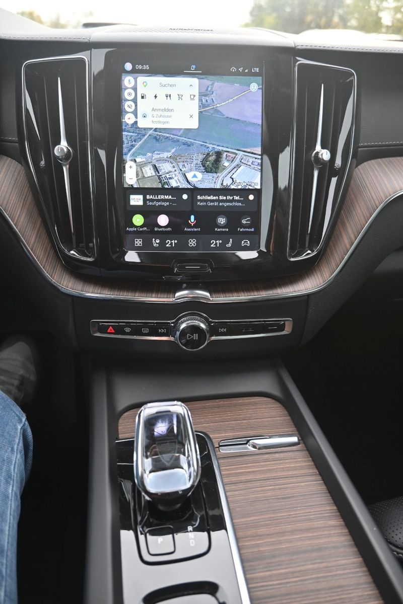 Fahrzeugabbildung Volvo XC60 T8 Ultimate Dark AWD*AHK*HUD*Pano*Massage*