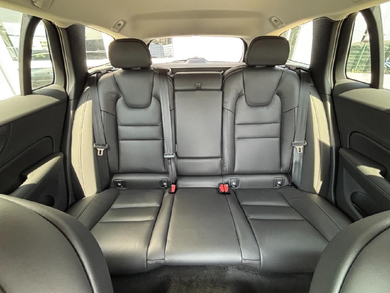 Fahrzeugabbildung Volvo V60 Kombi Plus Dark LED DAB AHK ACC Harman Kardo