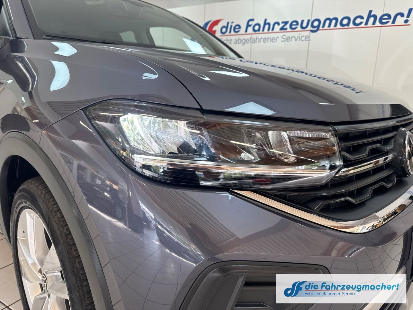 Fahrzeugabbildung Volkswagen T-Cross 1.0 TSI 85 kW Life Digitales Cockpit LED