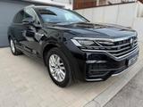 Volkswagen Touareg R-Line 4Motion"2 x R-Line"Panorama" - Volkswagen Touareg mit Diesel-Antrieb: Schwarz