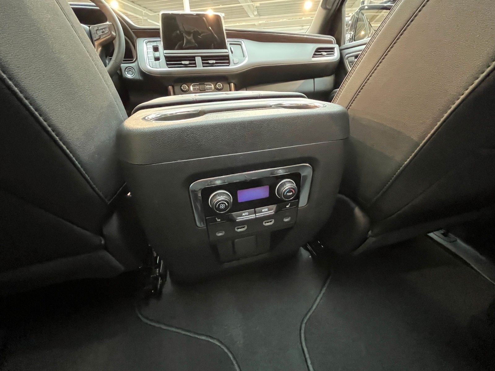 Fahrzeugabbildung Chevrolet Suburban High Country 6.2 *AHK*Pano*360°