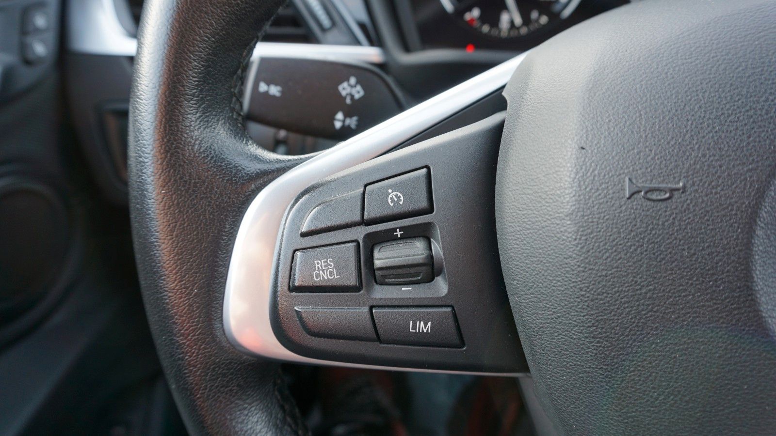 Fahrzeugabbildung BMW X1 sDrive 18i Sport Line, Kamera, PDC, Panorama