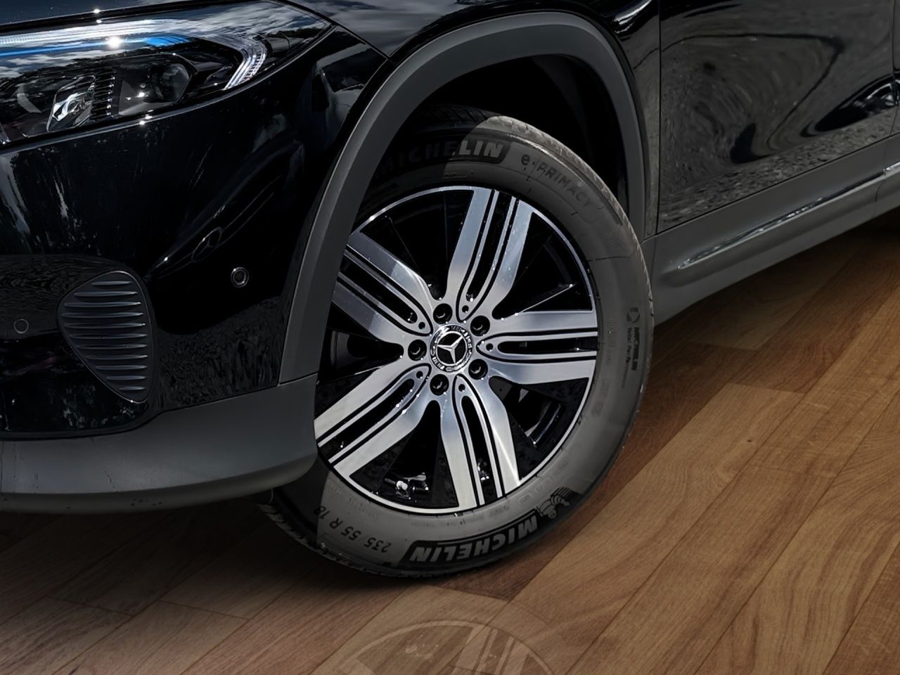 Fahrzeugabbildung Mercedes-Benz EQB 300 4M BONUS+AHK+FAHRASS+LHZ+CARPLAY+ALLRAD+