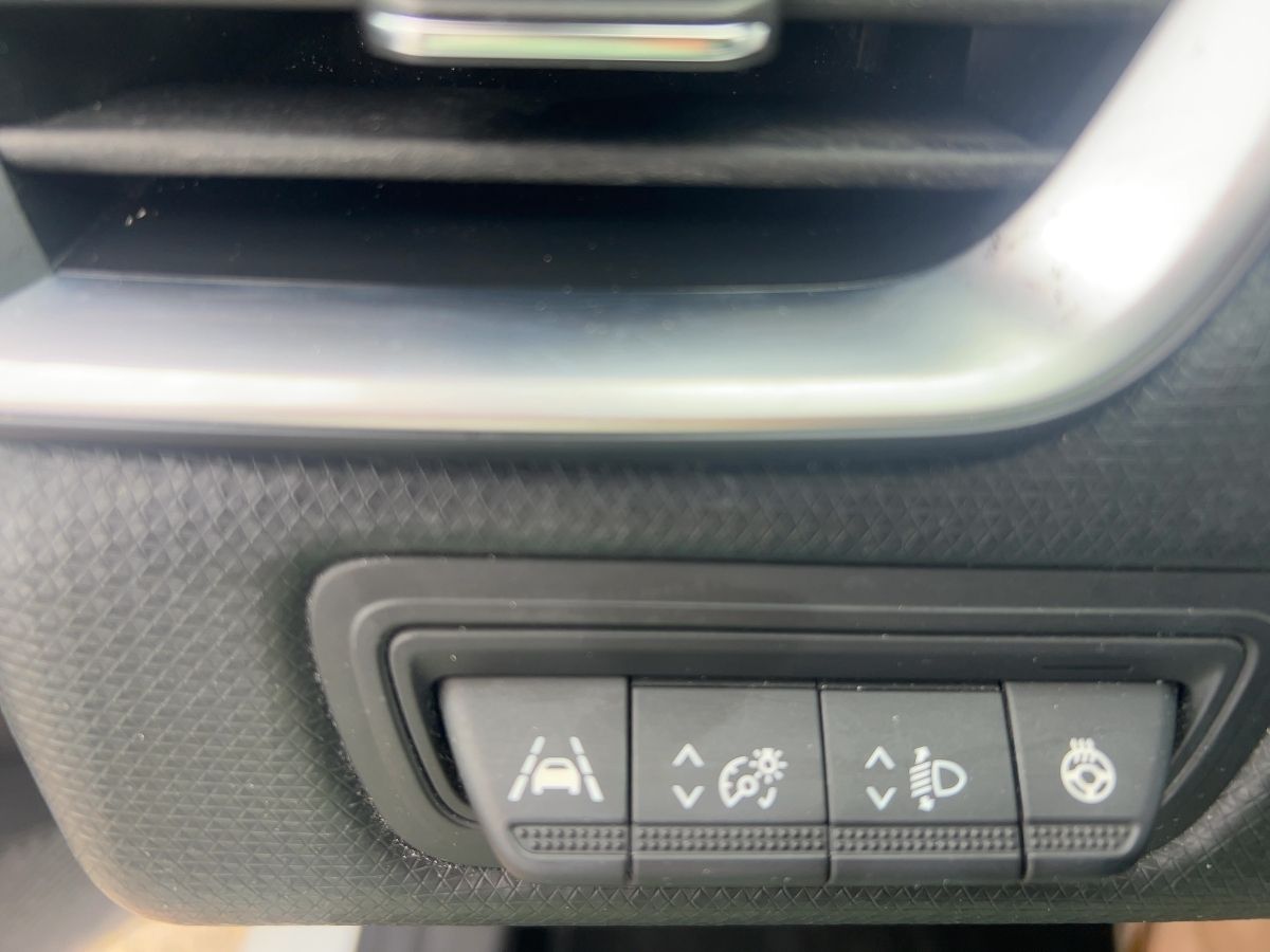 Fahrzeugabbildung Renault Clio TCe 140 Intens Navi Kamera SHZ - mit KI generiert/bearbeitet