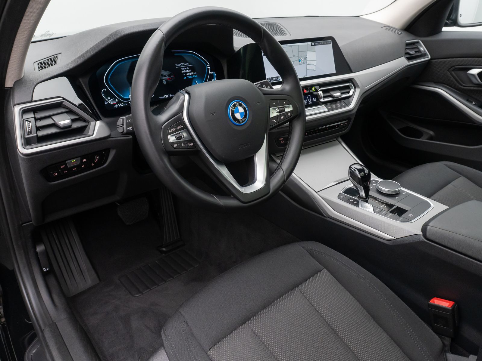 Fahrzeugabbildung BMW 320e Panorama Kamera DAB Alarm Geschwindigkeit