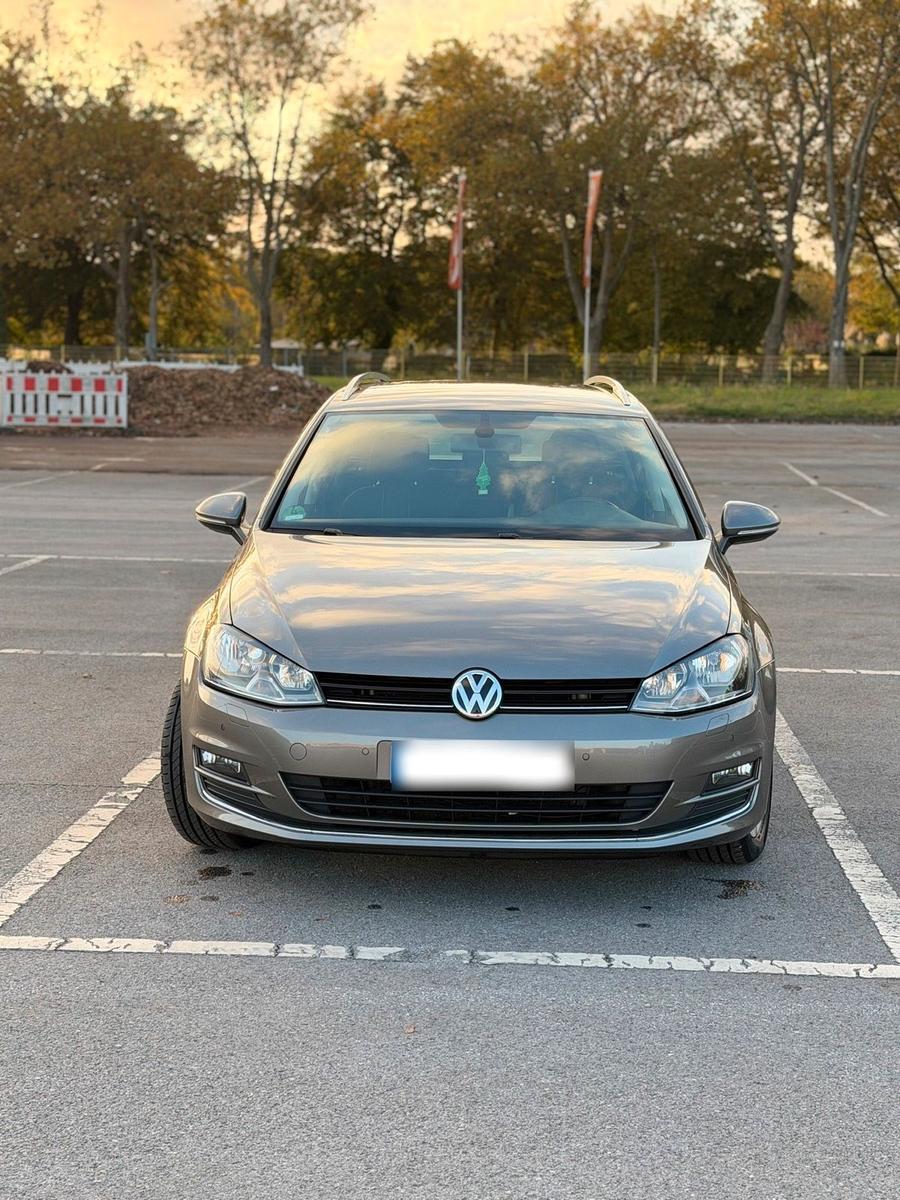 Volkswagen Golf 2015 — rear view