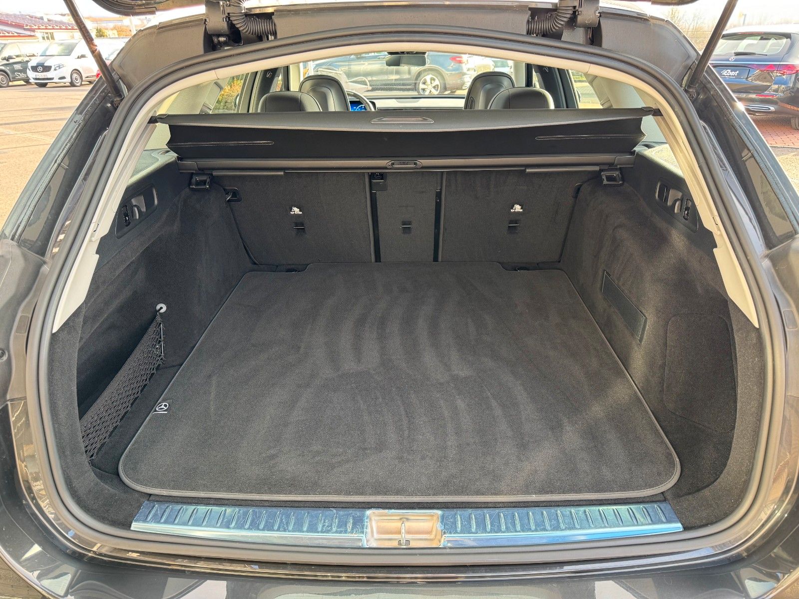 Fahrzeugabbildung Mercedes-Benz E 220d T Avantgarde+Pano+DistrPro+AHK+RFK+MBUX