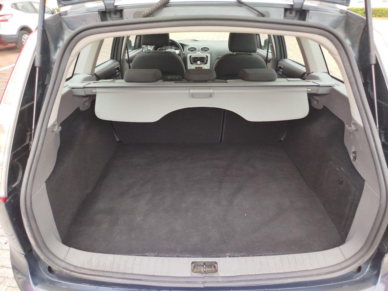Ford Focus 2010 — photo 11