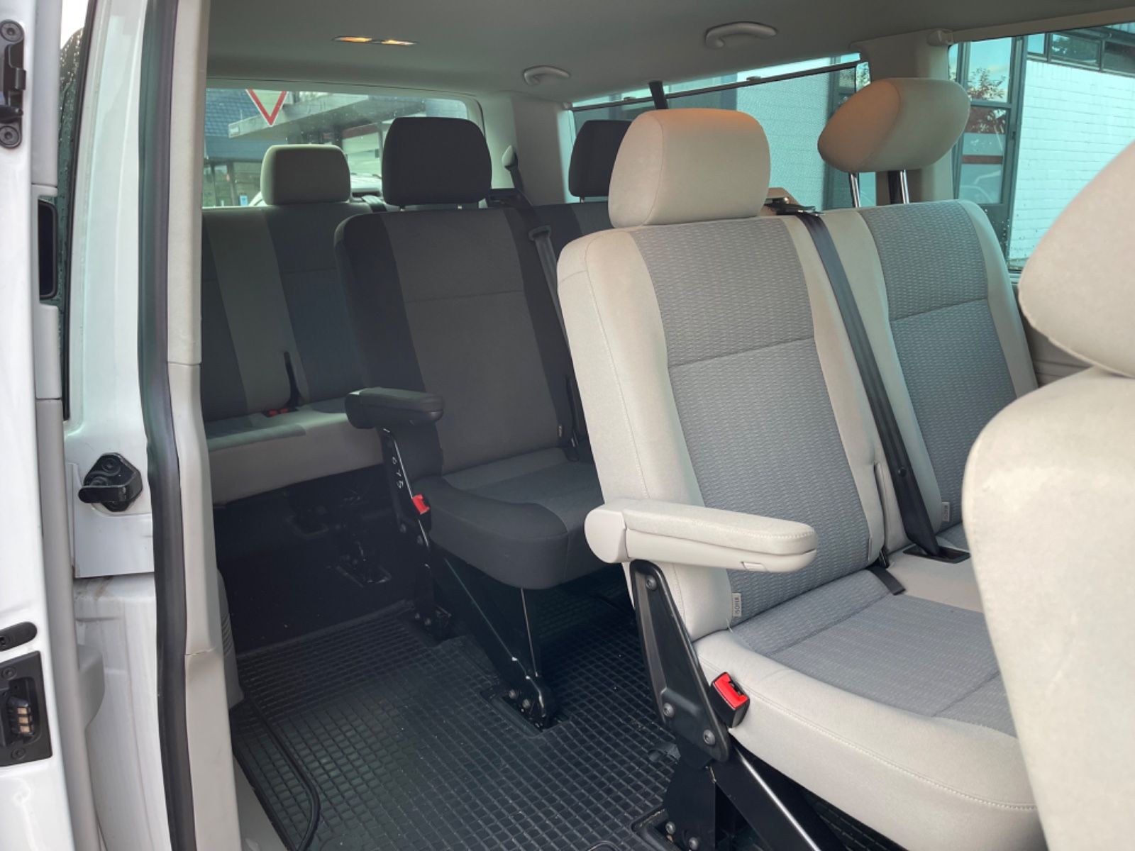 Fahrzeugabbildung Volkswagen T6 Caravelle Comfortline lang 9Sitze Automatik