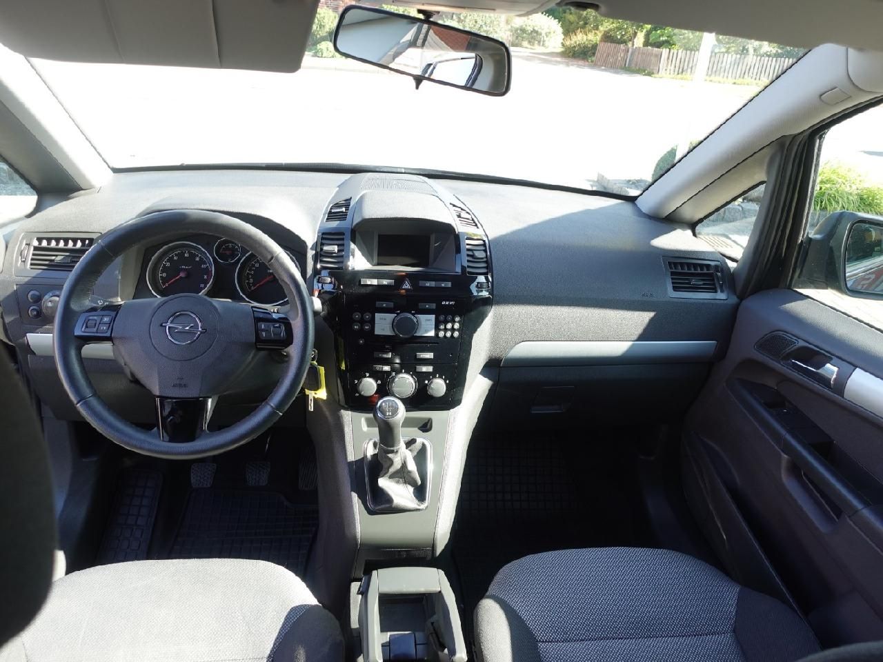 Fahrzeugabbildung Opel Zafira B 1,8 Design Edition 7-Sitzer
