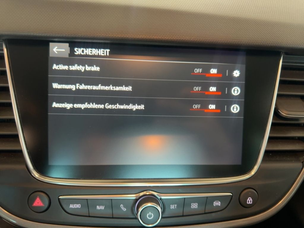 Fahrzeugabbildung Opel Crossland AUTOMATIK, NAVI, Rückfahrkamera, SHZ,