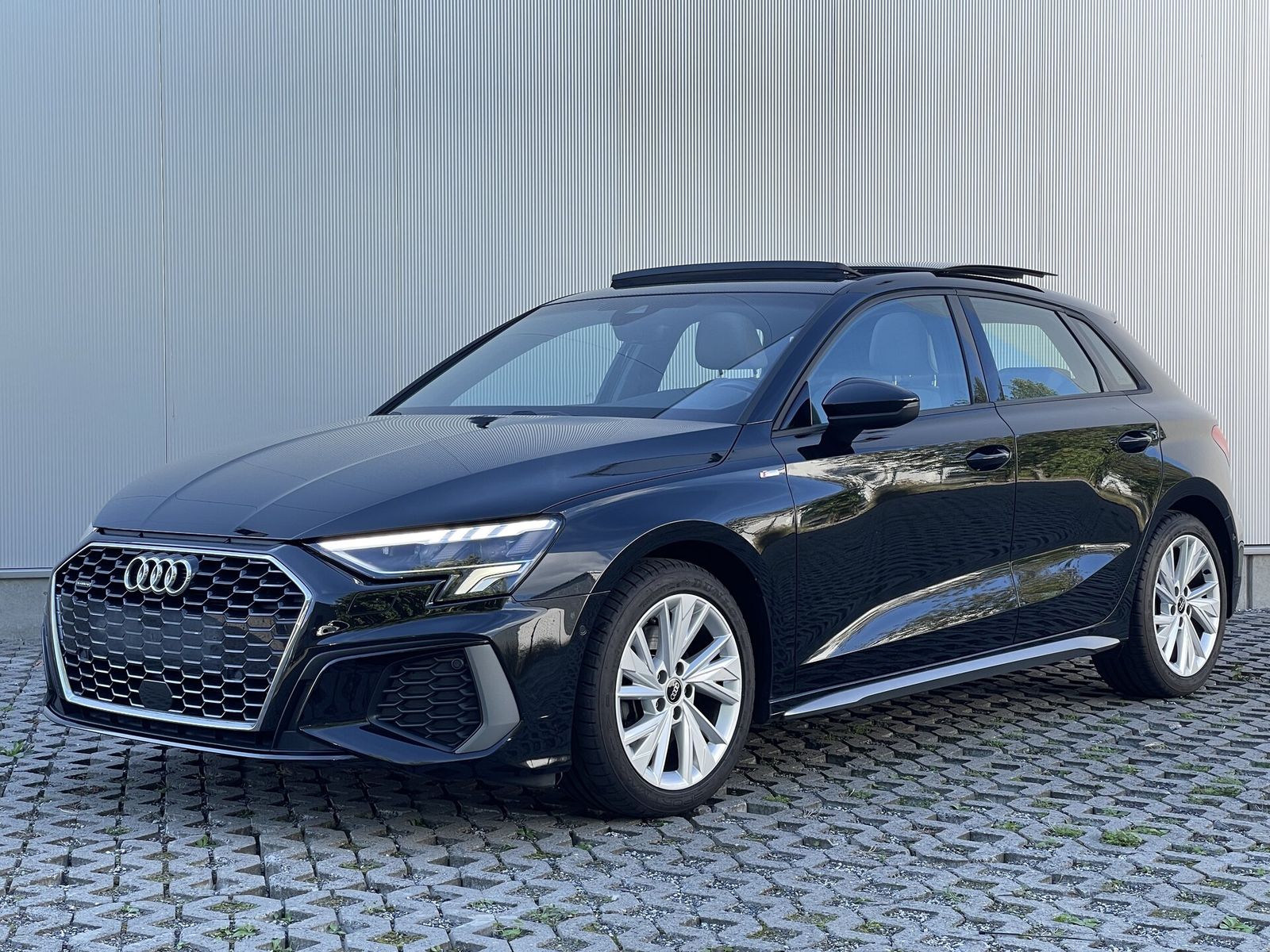 Audi A3 40 TDI Quattro Sportback S-Line ACC SUNROOF 1