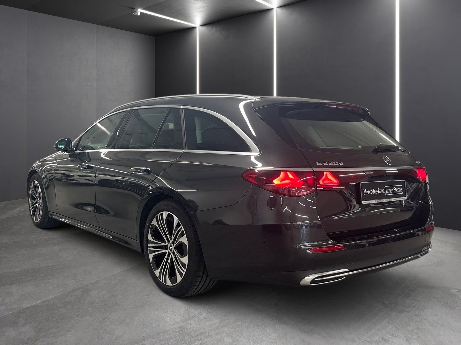 Fahrzeugabbildung Mercedes-Benz E 220 T d 4M Avantgarde*AHK*Totwinkel*Kamera*LED