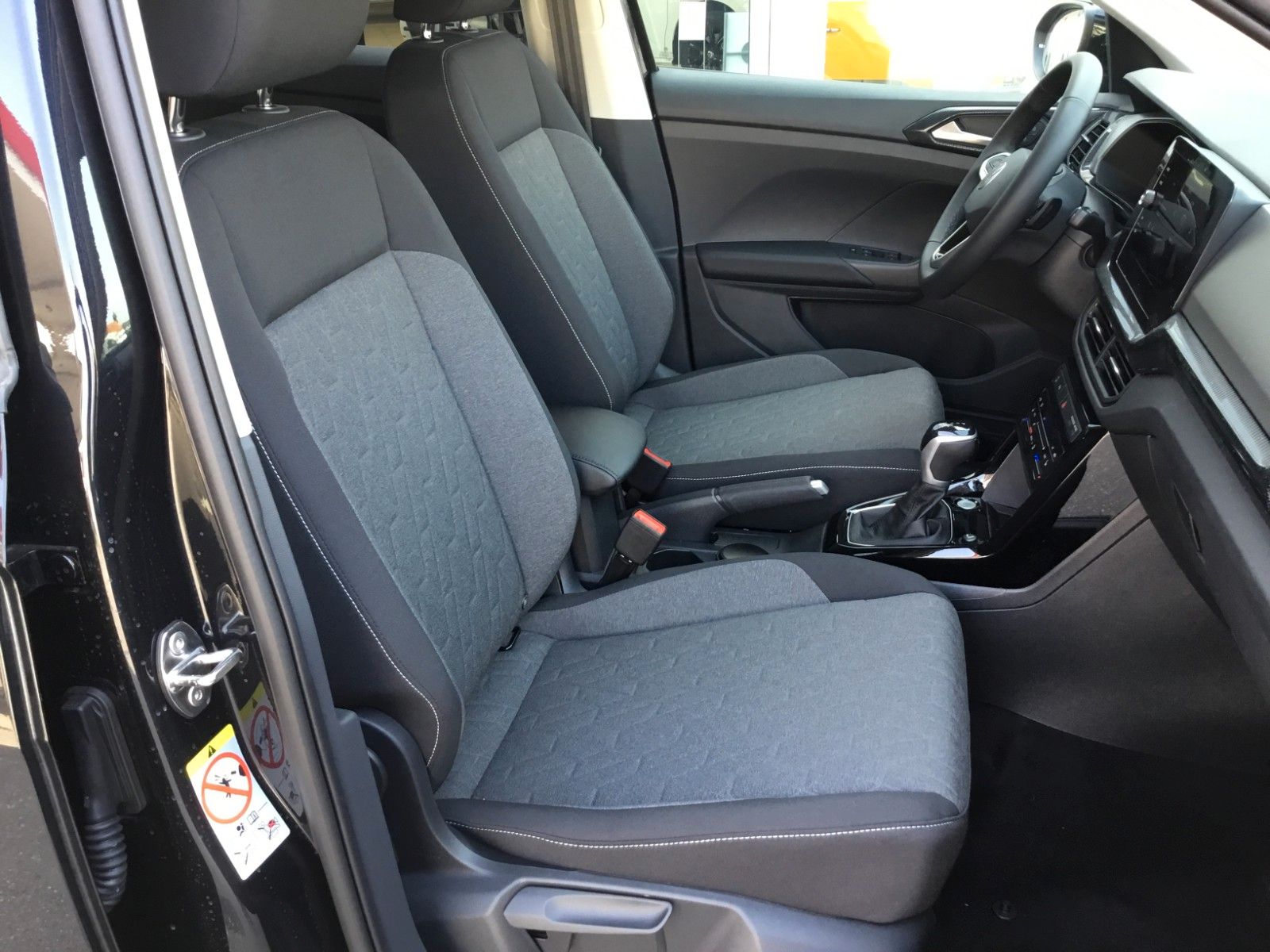 Fahrzeugabbildung Volkswagen T-Cross 1.0 TSI DSG Life+AHK+ACC+17"+Kamera