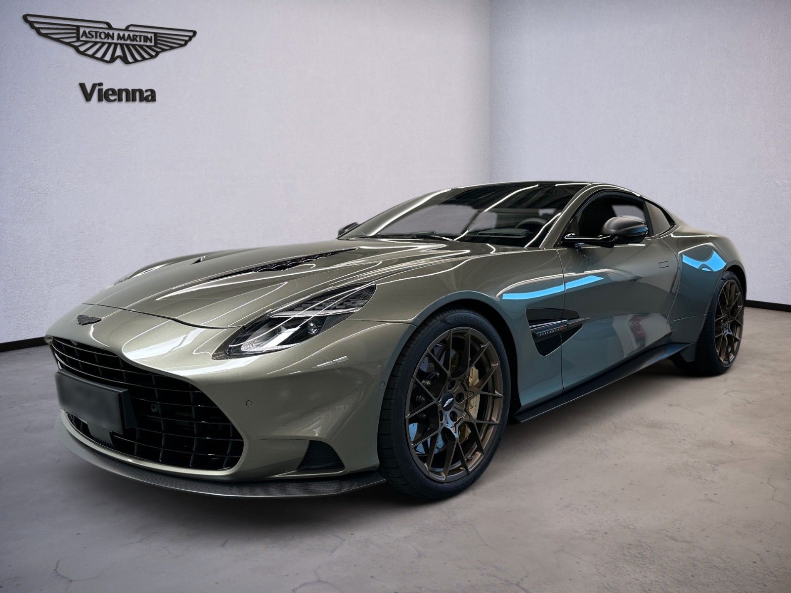 Aston Martin Vanquish Coupé | Titanium Grey | Carbon | B&W