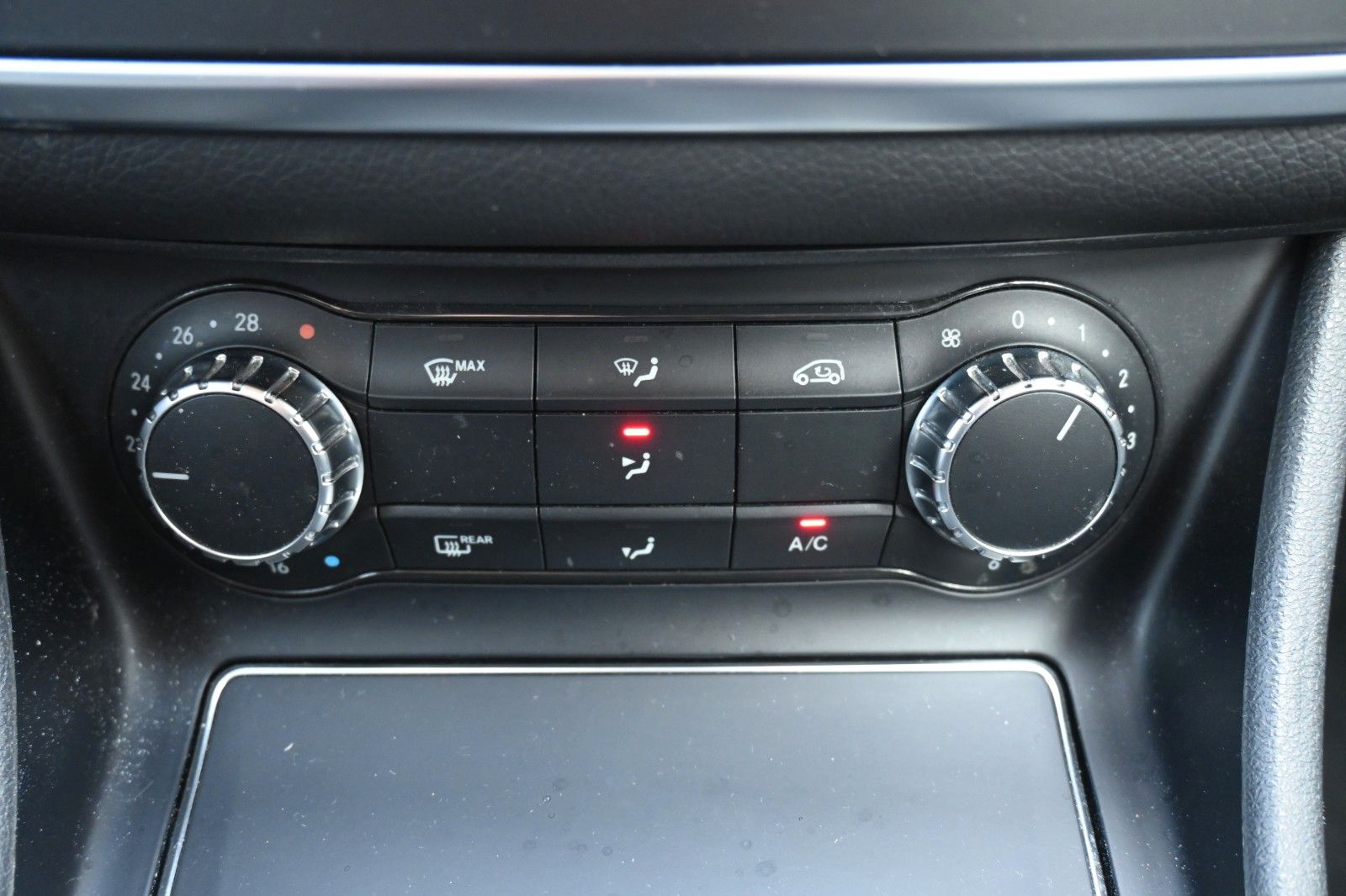 Fahrzeugabbildung Mercedes-Benz GLA 180 Schalter Urban*Navi*RFK*AHK