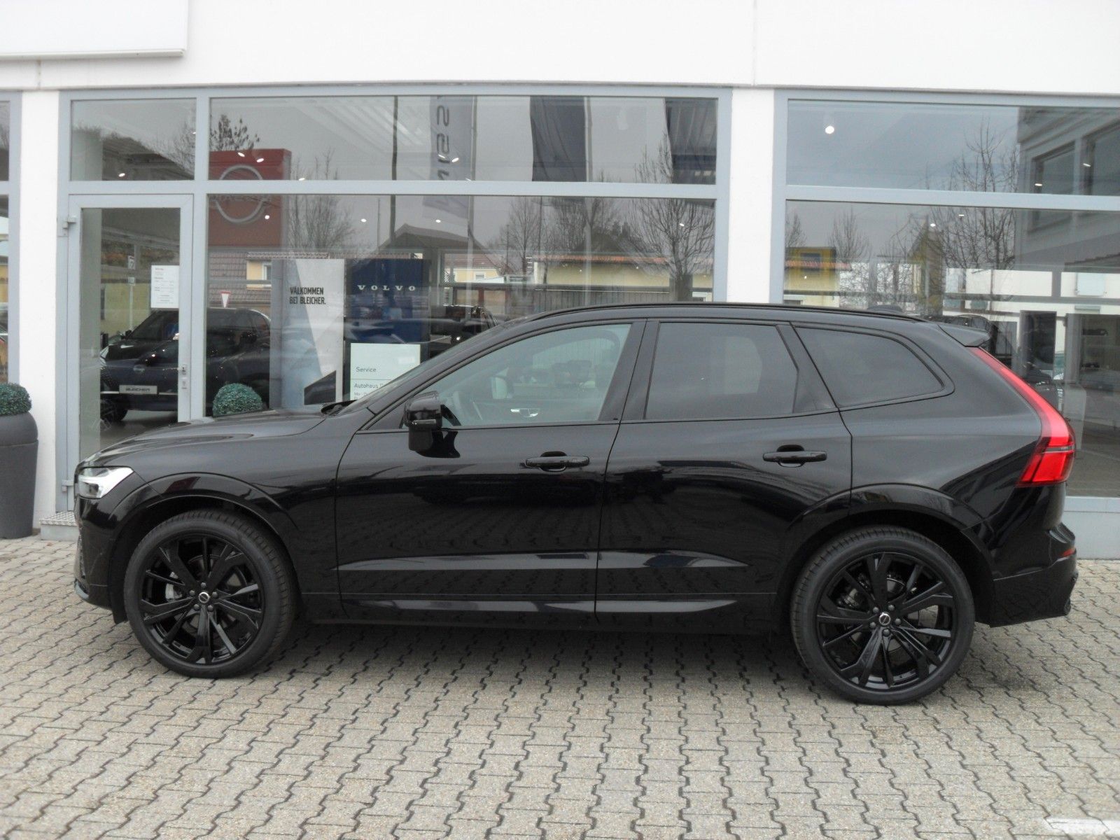Fahrzeugabbildung Volvo XC 60 B5 Plus Black Edition AWD