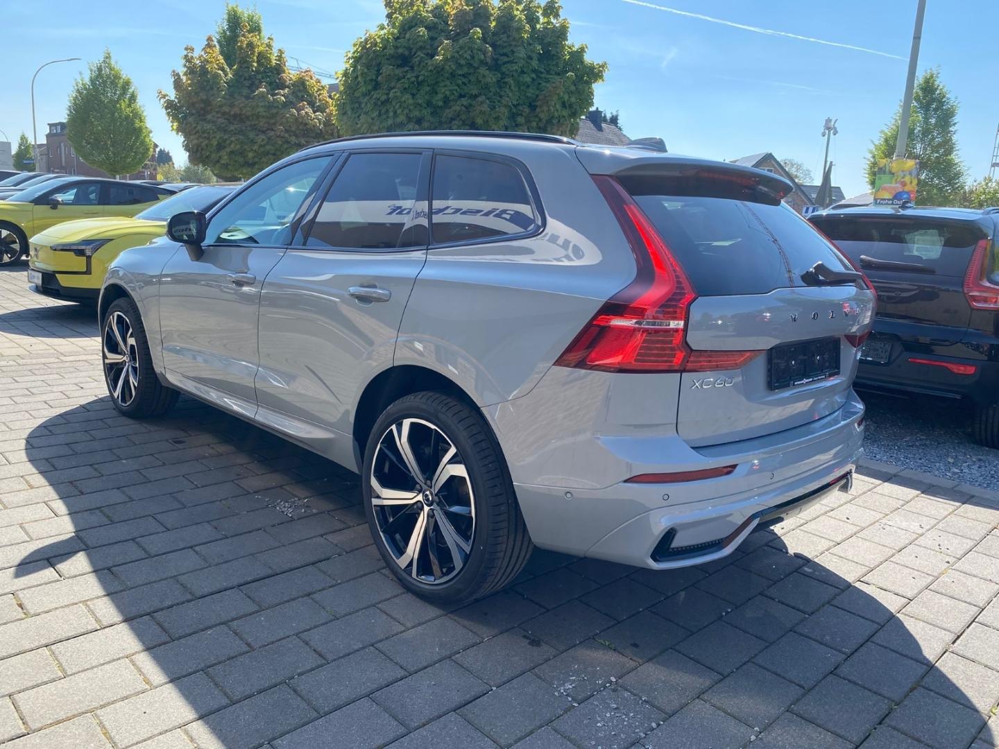 Volvo XC60 B5 Ultra Dark AWD MHEV Memory Sitze 360 Gra