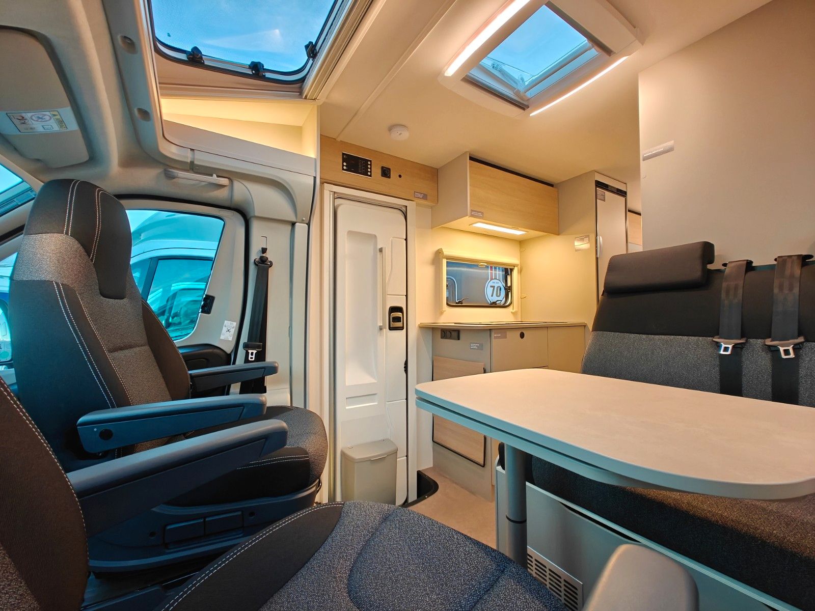 Fahrzeugabbildung LMC Tracer V 670 - Tracer Van Paket, 140PS, MJ2026 -