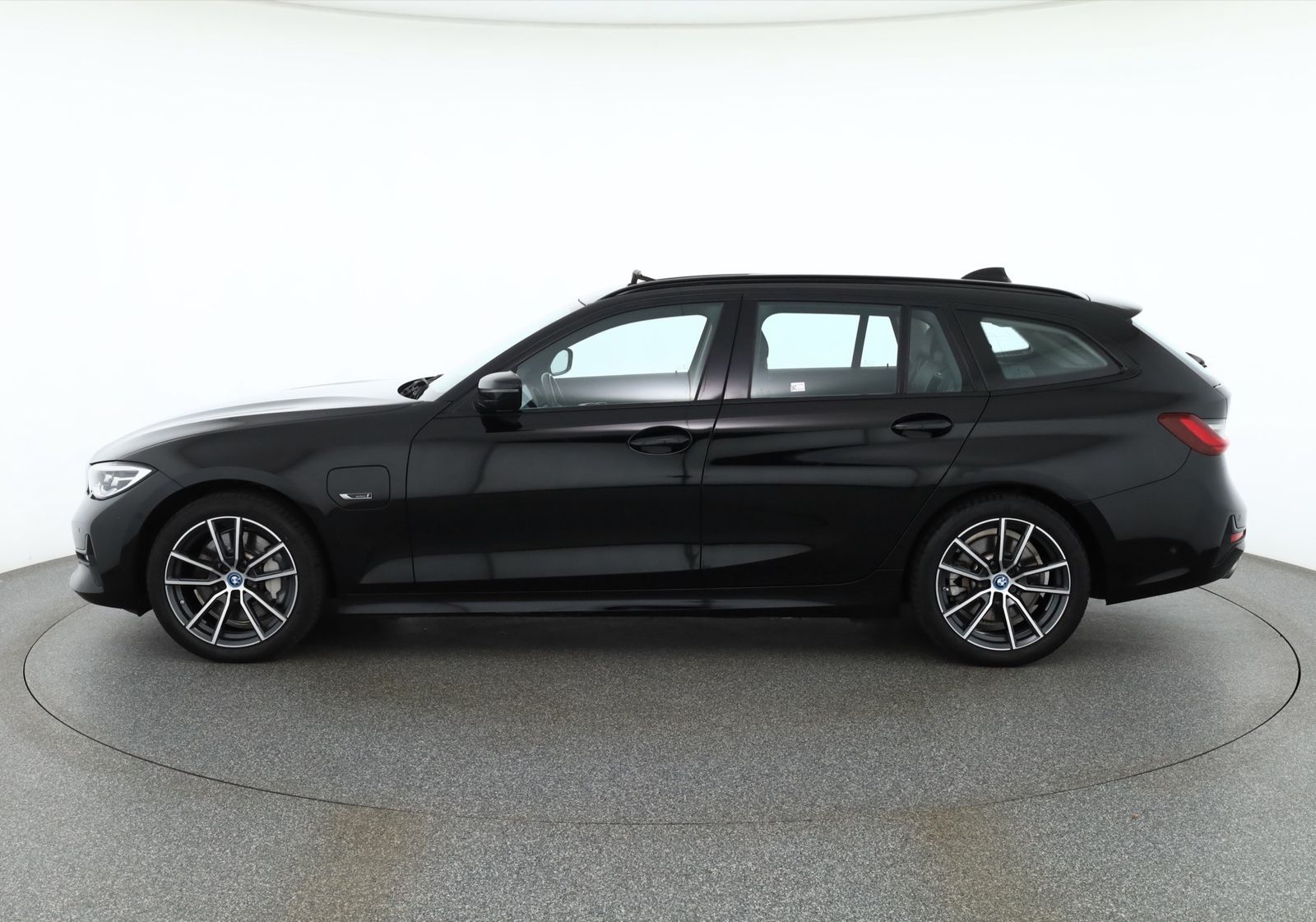 BMW 330e Touring Sport Line Leder AHK Panorama Navi foto 2