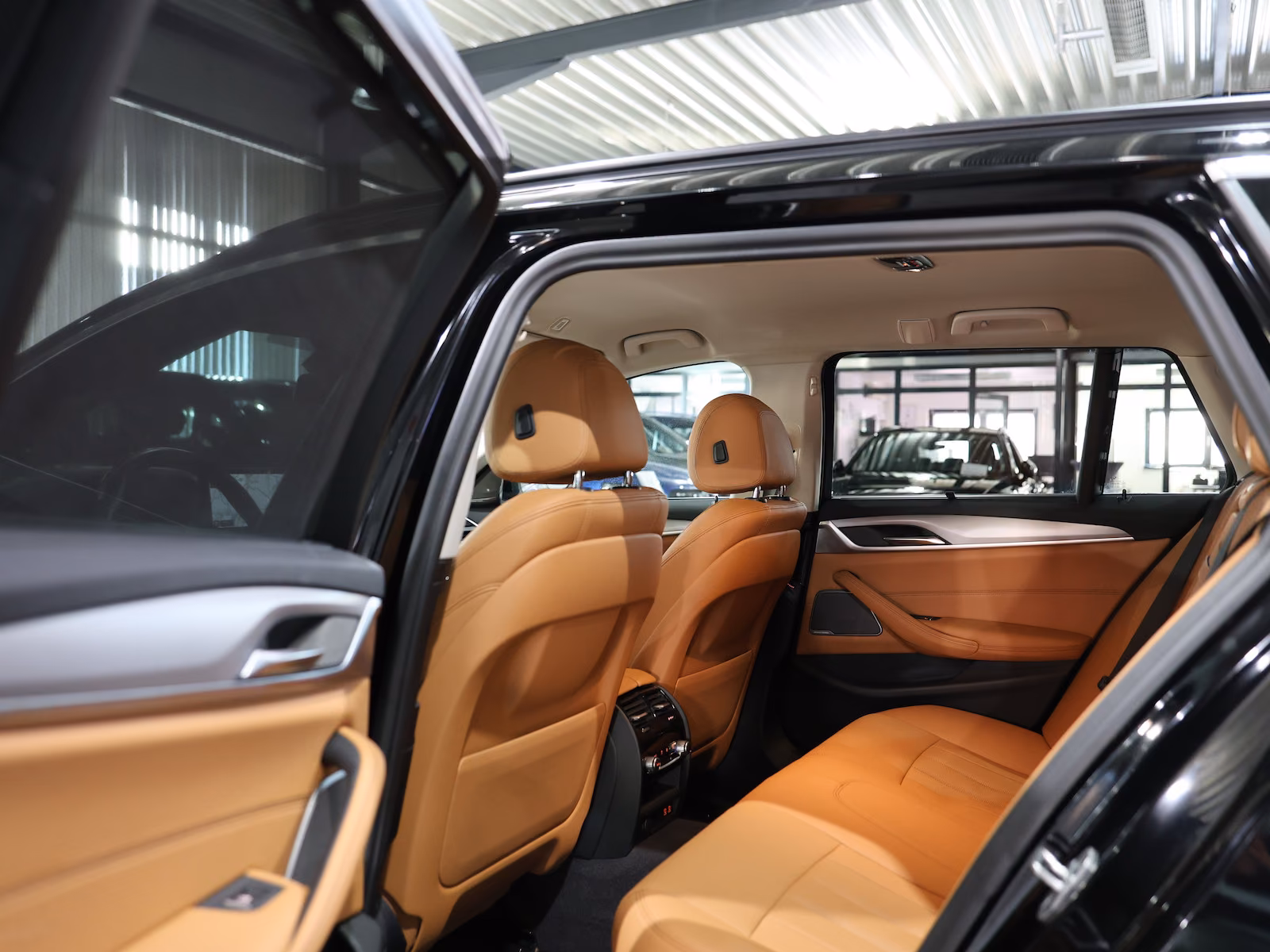 BMW 520i Touring BUSINESS BLACK & BROWN / H/K / LED