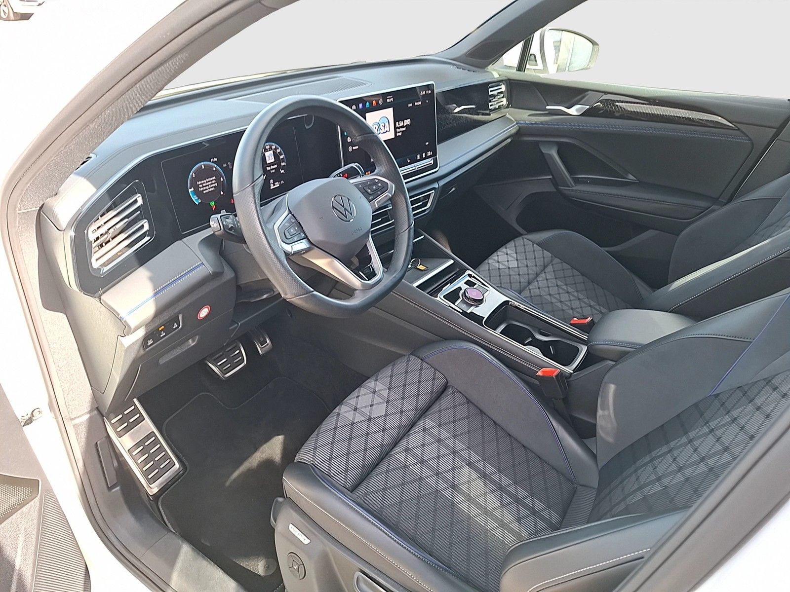 Fahrzeugabbildung Volkswagen Tiguan TDI R-Line DSG LEDplus AHK Navi AID ACC R