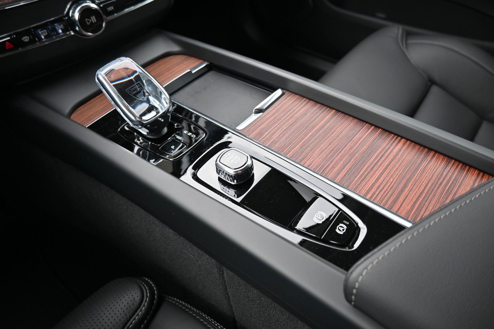 Fahrzeugabbildung Volvo XC60 B4 D Autom. Plus Dark*STDHZG*360°*H&K*ACC