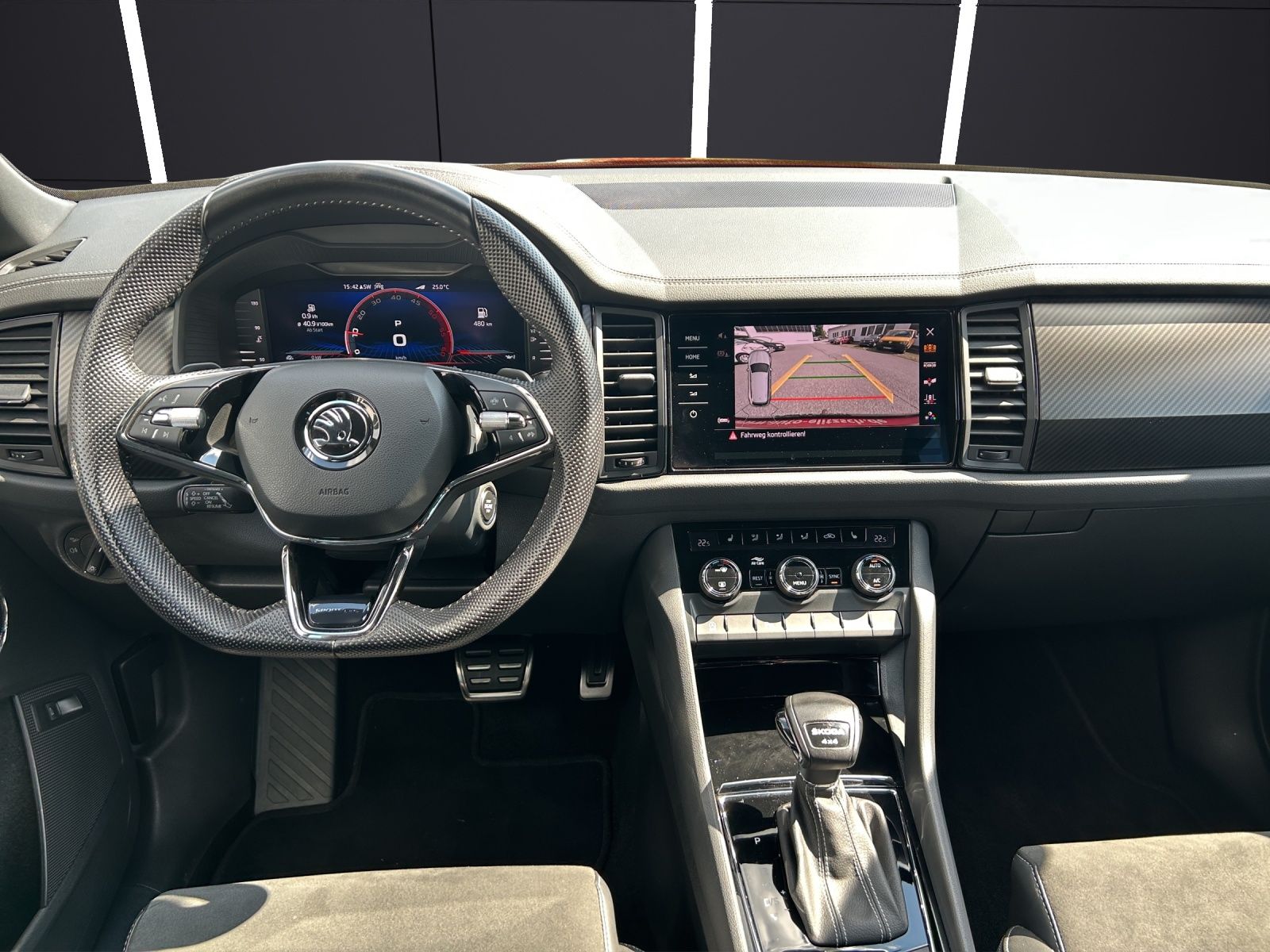 Fahrzeugabbildung SKODA Kodiaq TDI Sportline DSG 4x4 Matrix AHK Navi VC
