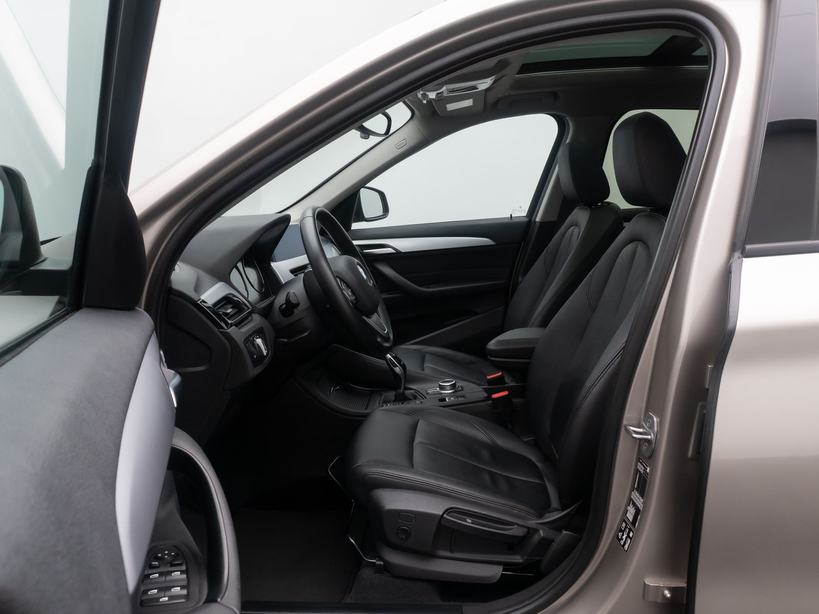 Fahrzeugabbildung BMW X1 xD18d Panorama Kamera DAB HiFi MSport Leder