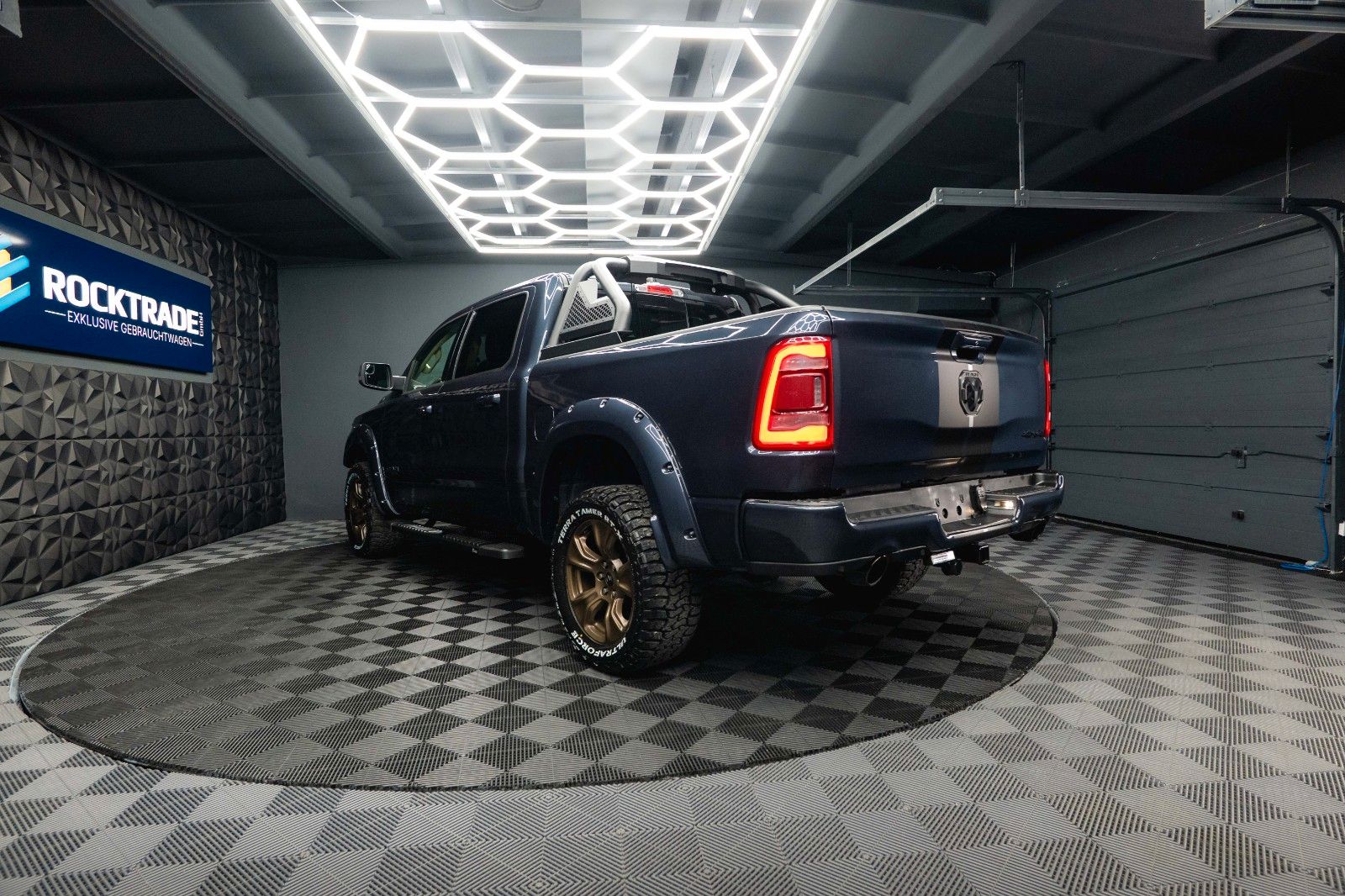 Fahrzeugabbildung Dodge RAM 5.7 V8 HEMI 4x4 Offroad LARAMIE Night 19%