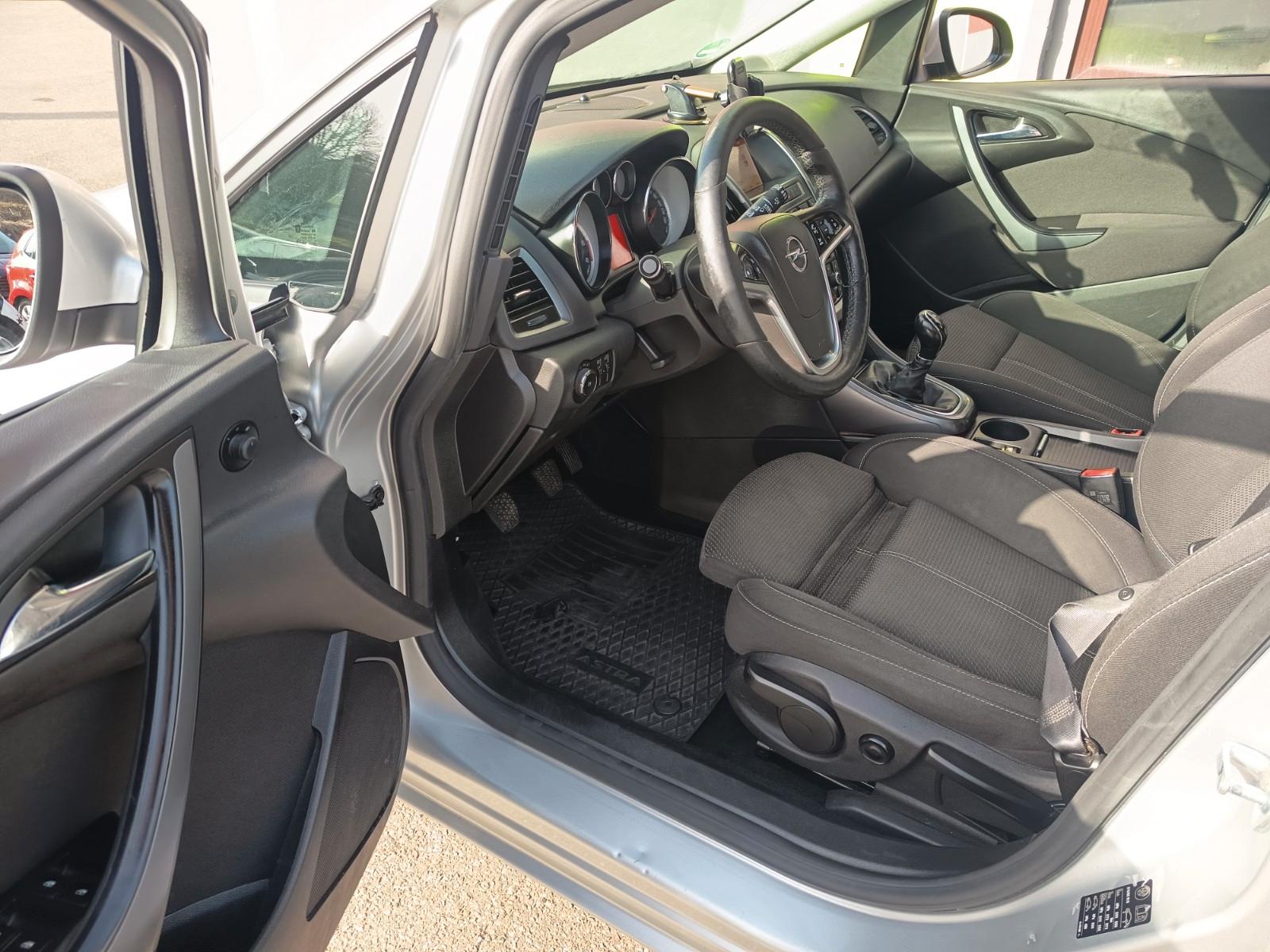 Opel Astra 2015 — interior