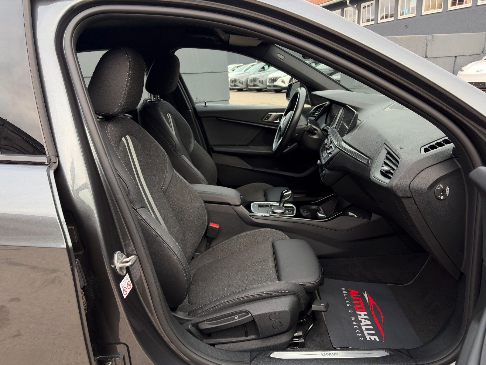 Fahrzeugabbildung BMW 120i Aut. Sport Line Shad HIFI CarPlay AHK SHZ