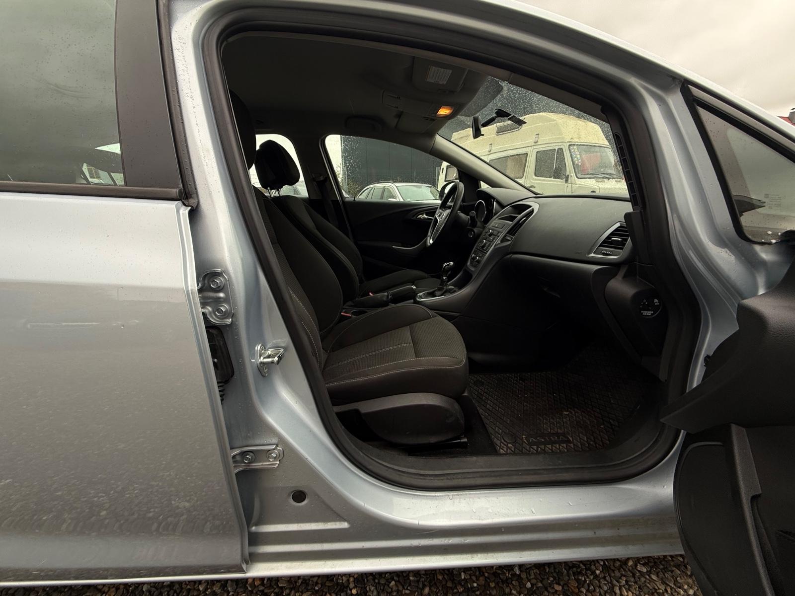 Opel Astra 2013 — фото 14