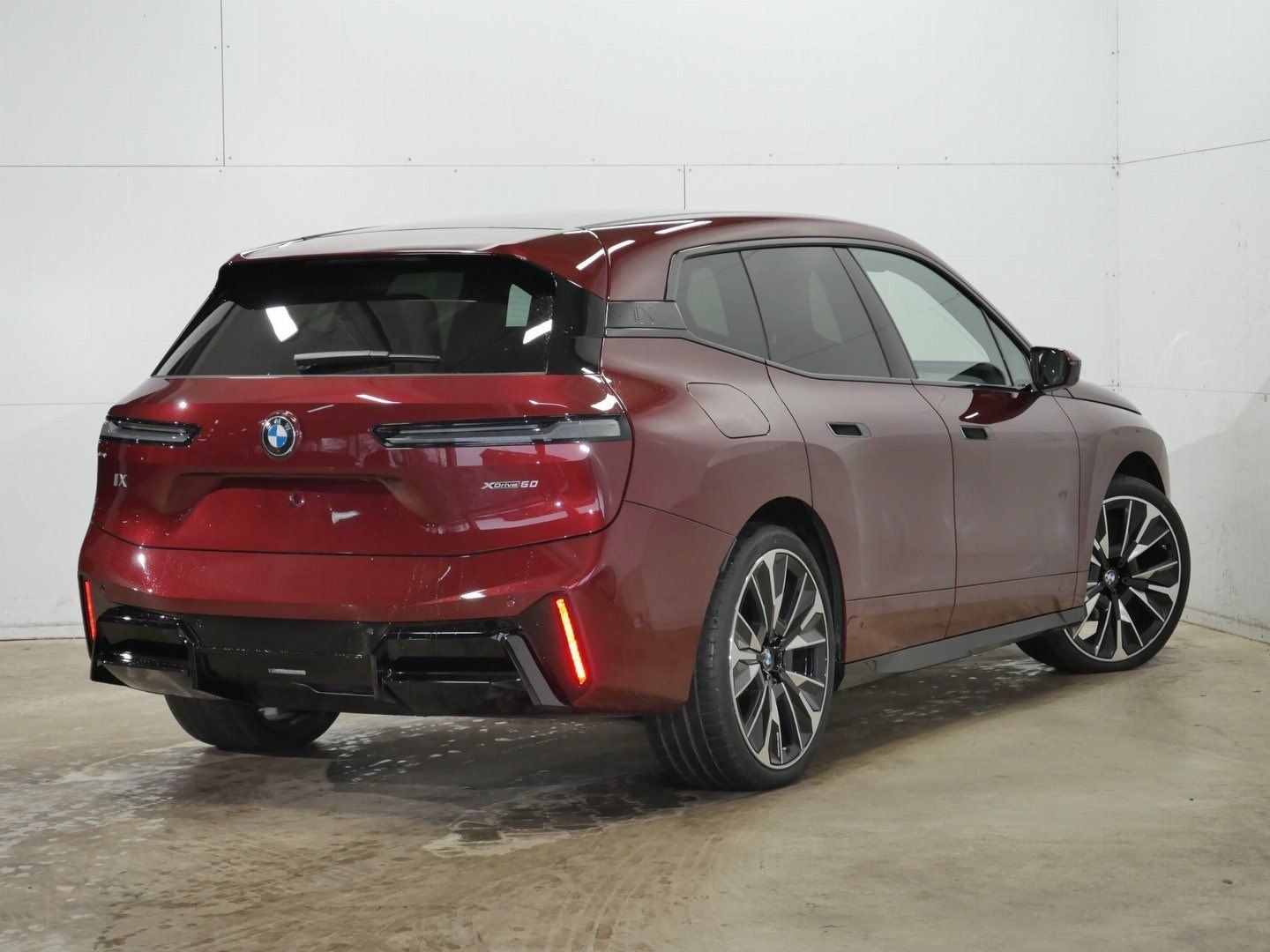 Fahrzeugabbildung BMW iX xDrive60 |M Sportpaket| B&W| Sitzbelüftung vo