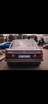Mercedes-Benz W123 220 D vom 1977  - Mercedes-Benz mit Diesel-Antrieb: W123
