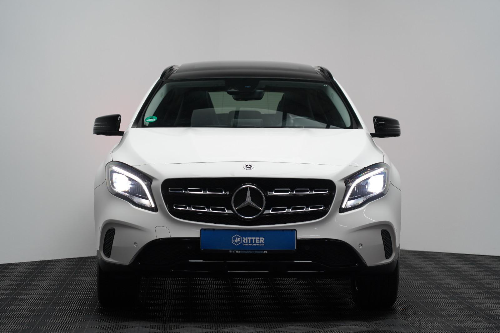 Mercedes-Benz GLA 200 AMG LED PANO PDC AHK NAVI Keyless