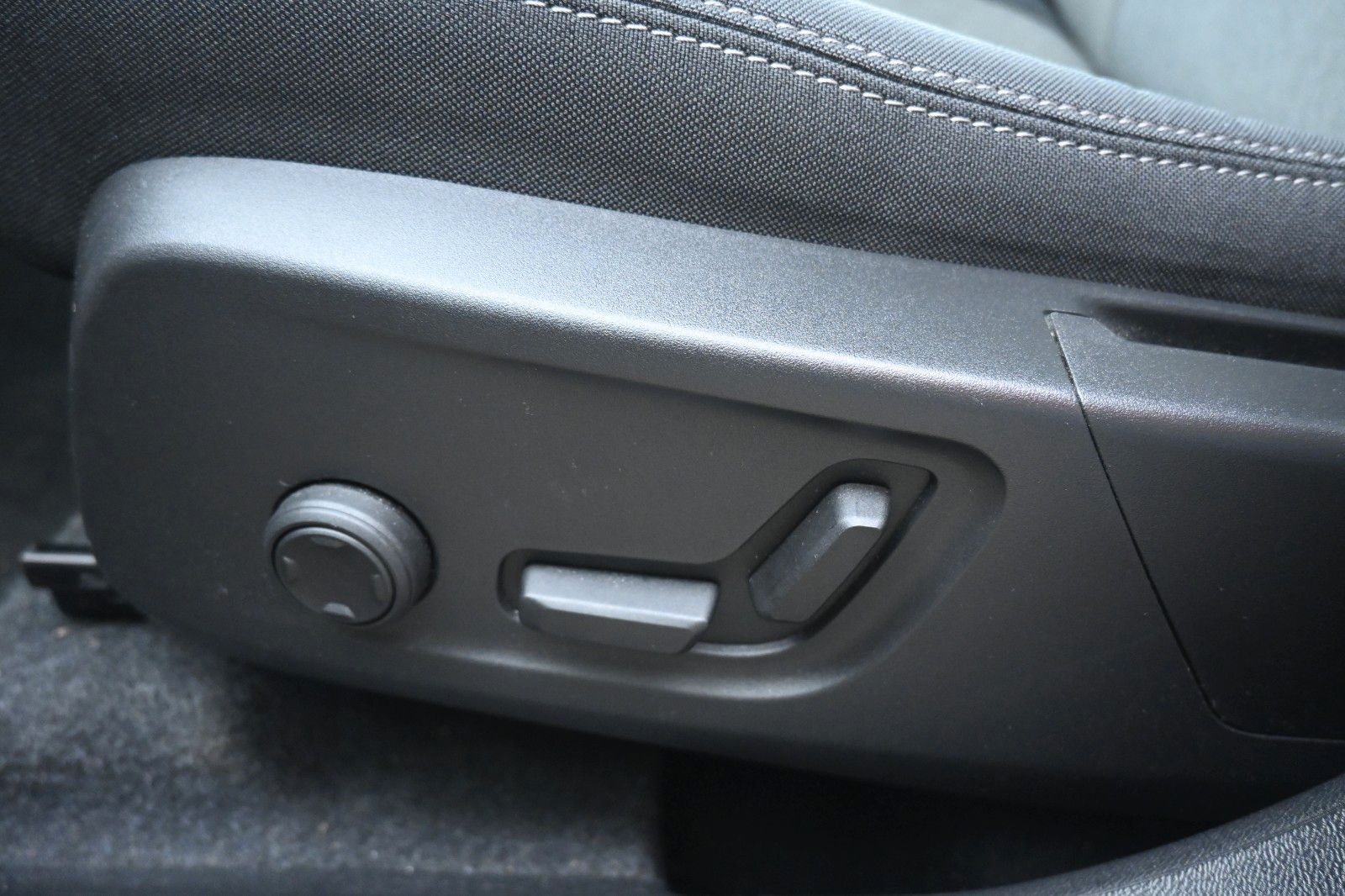 Fahrzeugabbildung Volvo XC40 B3 Plus Dark*FSHZG*360°*ACC*PIXEL