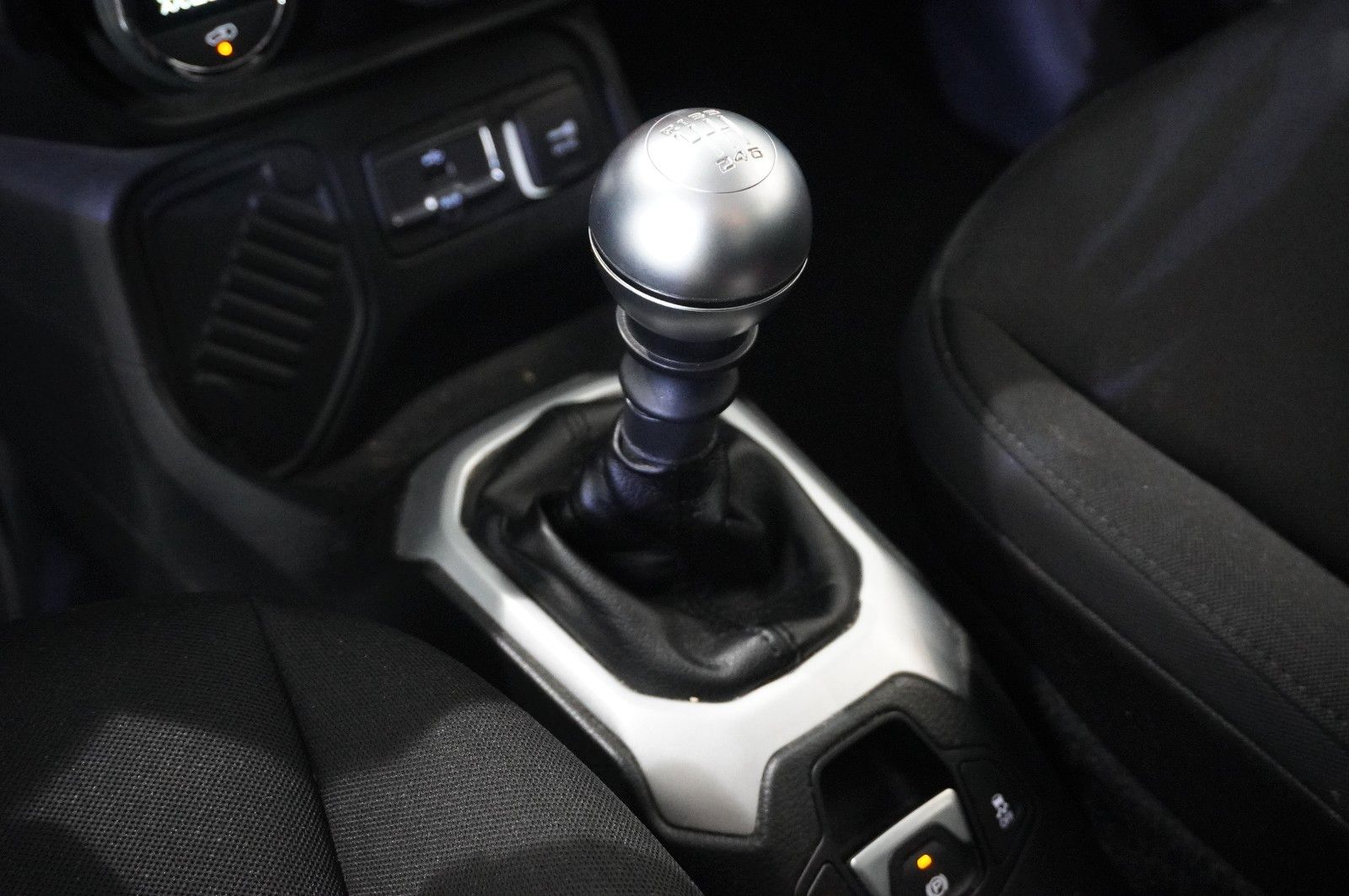 Fahrzeugabbildung Jeep Renegade 1.4T LIMITED KLIMA/SHZ/PDC/TEMP/AHK