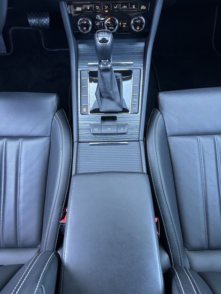 Fahrzeugabbildung SKODA Superb Combi 2.0 TDI Premium Edition NAV+LED+AHK