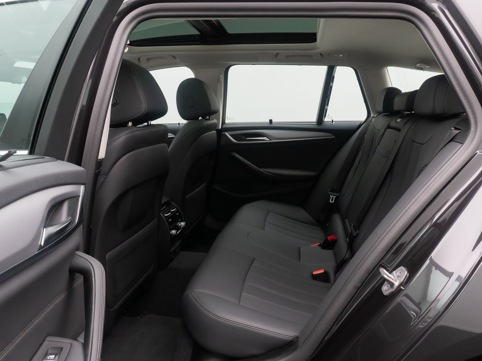 Fahrzeugabbildung BMW 520d DAB Kamera AHK Panorama HUD Leder Standheiz