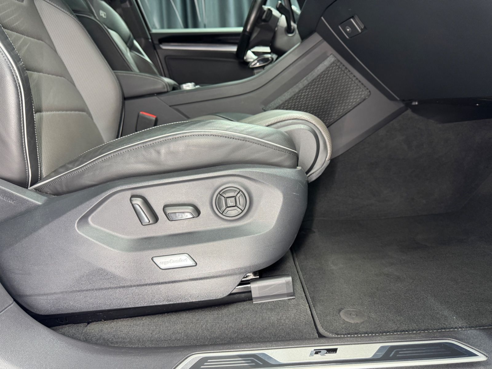 Fahrzeugabbildung Volkswagen Touareg 4.0 V8 TDI RLine|4Motion|MASSAGE|AHK|DYN