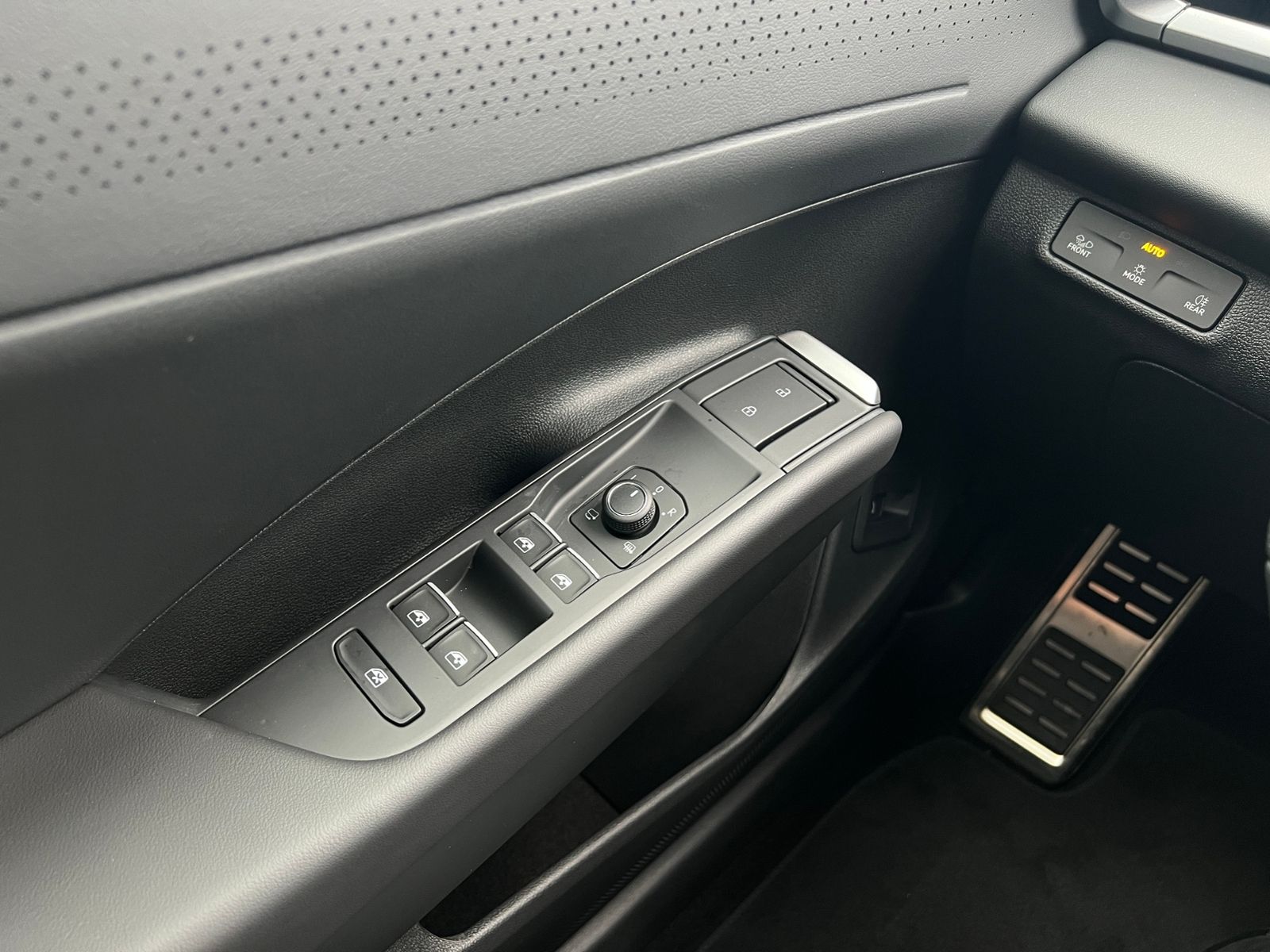 Fahrzeugabbildung Volkswagen T-Roc R-Line 1.5 eTSI DSG *AHK, LED, ACC, Kamera