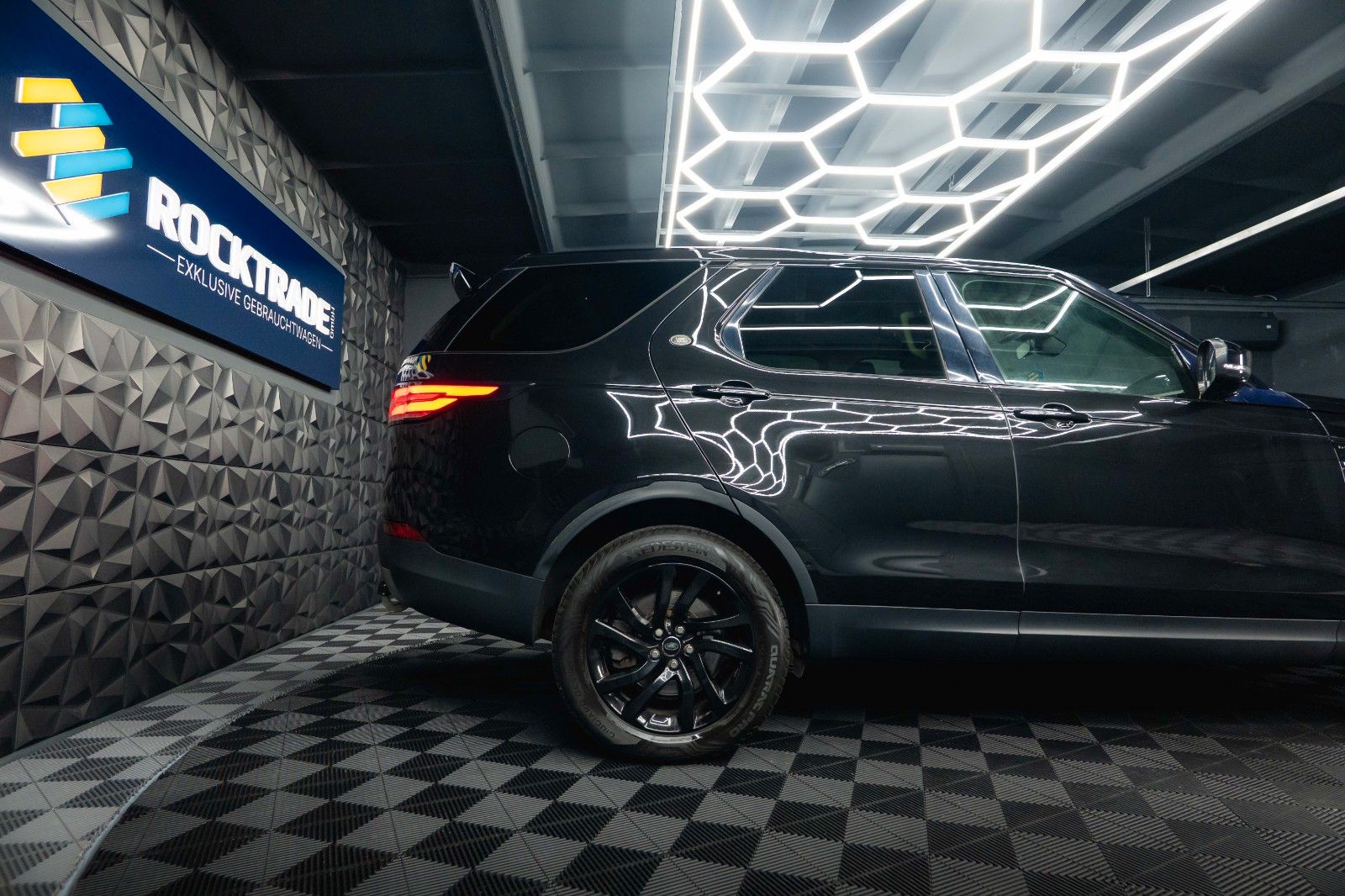 Fahrzeugabbildung Land Rover Discovery 5 2.0 TD SD4 HSE BLACK 4x4 *AHK*LED*