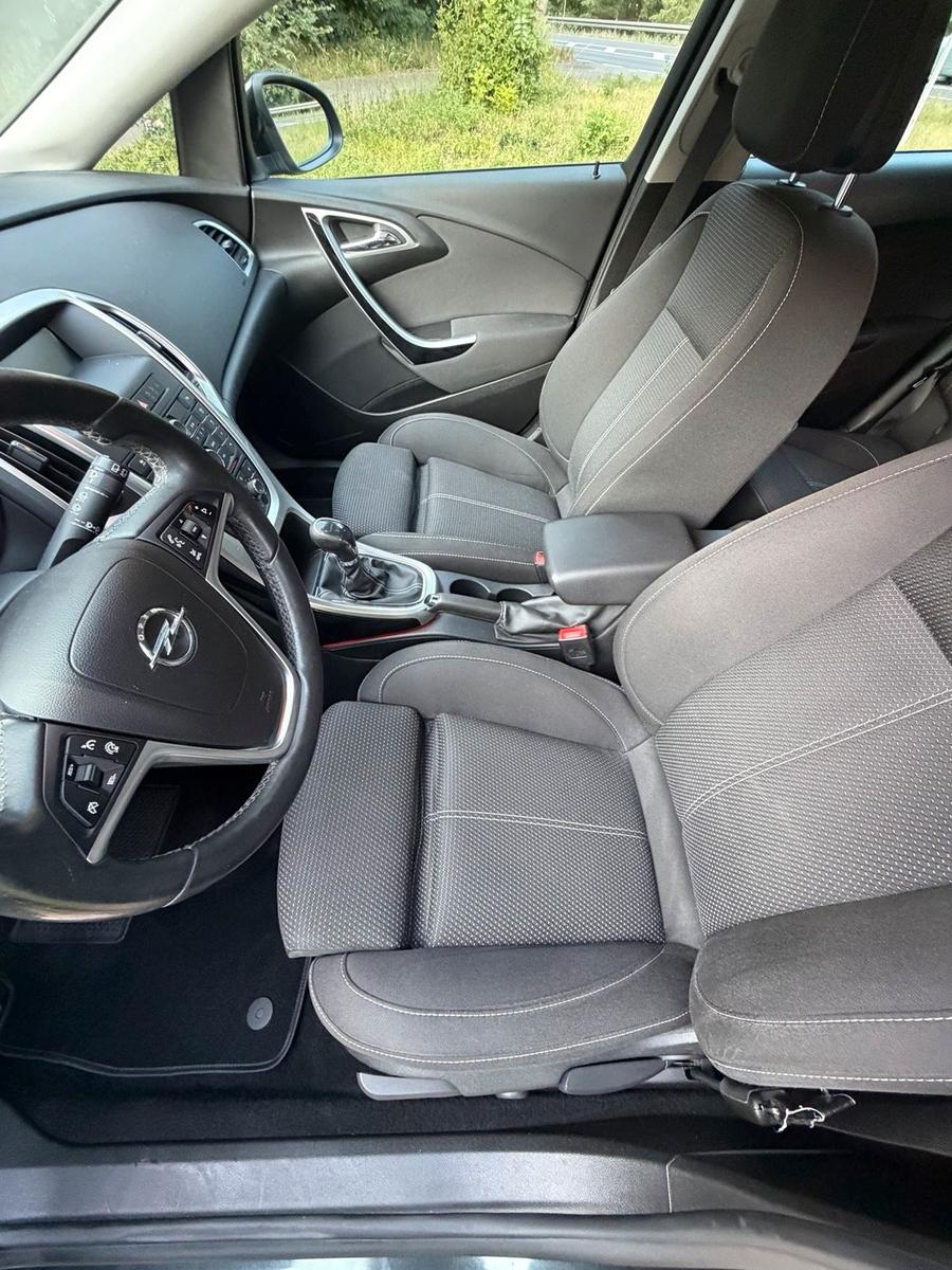 Opel Astra 2013 — photo 10