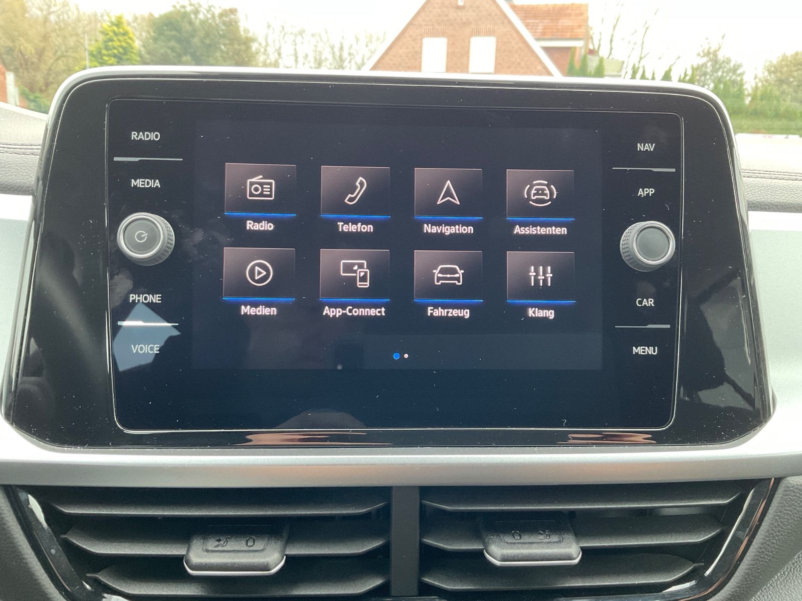 Fahrzeugabbildung Volkswagen T-Roc 1.5 TSI DSG Life,LED,AHK,Navi