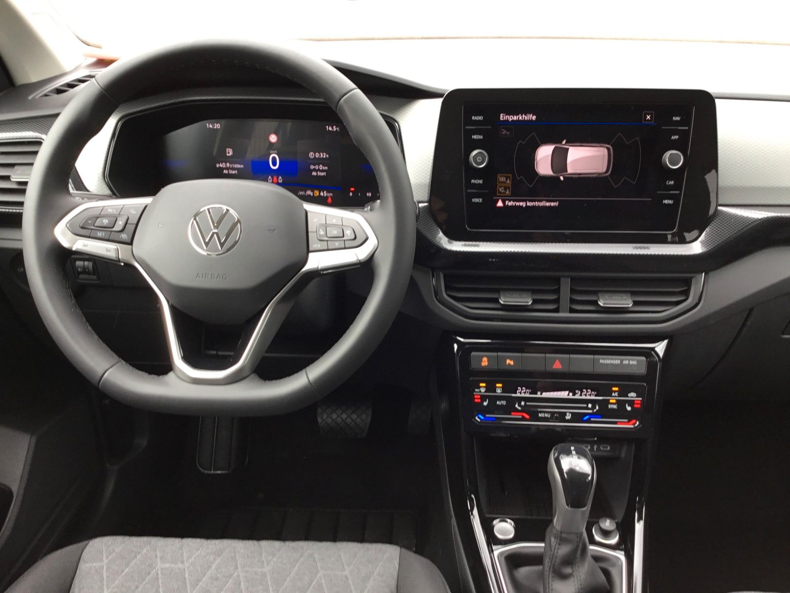 Fahrzeugabbildung Volkswagen T-Cross 1.5 TSI DSG Life+AHK+17"+LED+AppConnect
