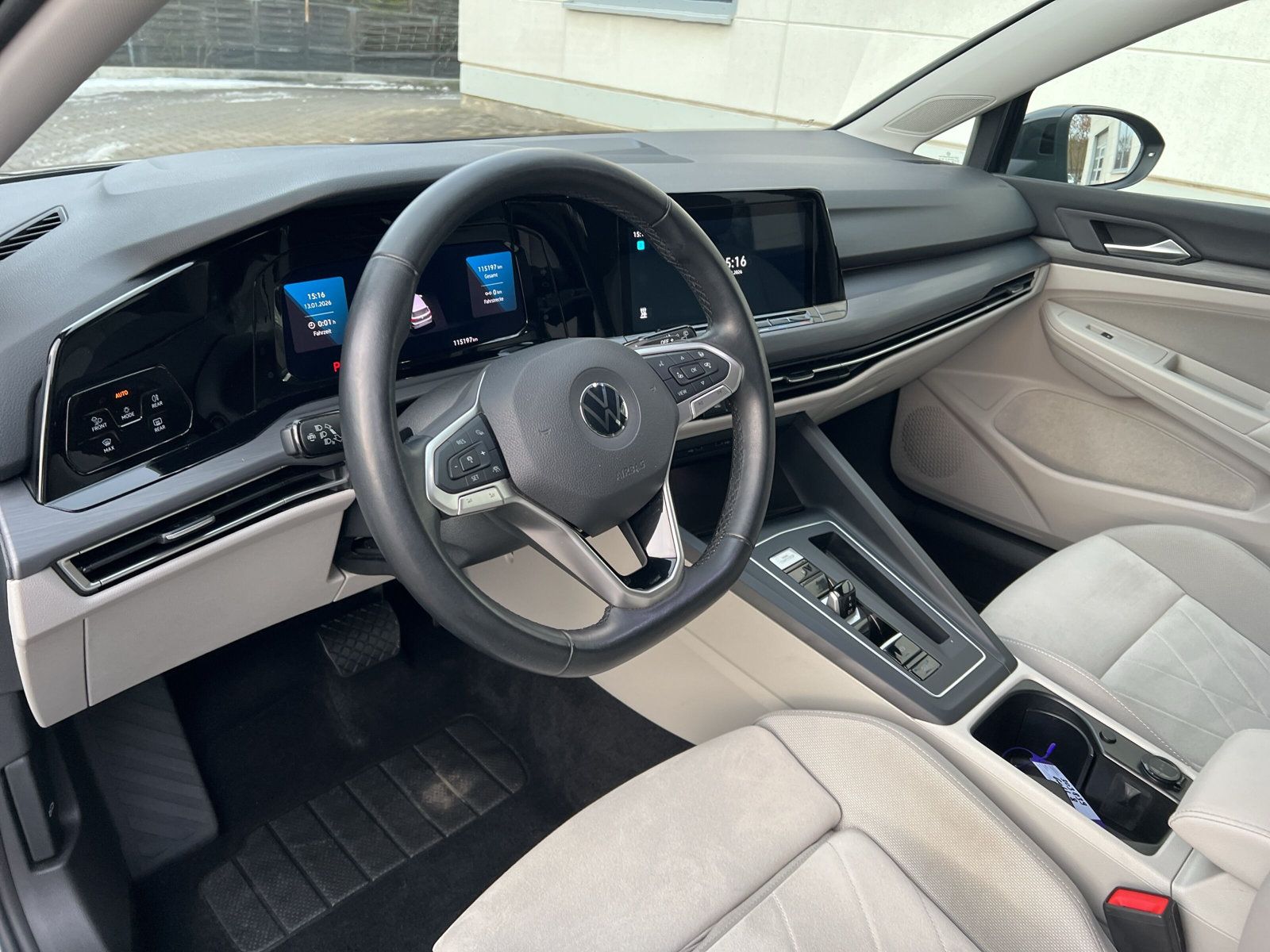 Fahrzeugabbildung Volkswagen Golf VIII 1.4  eHybrid Style MATRIX DCC NAVI