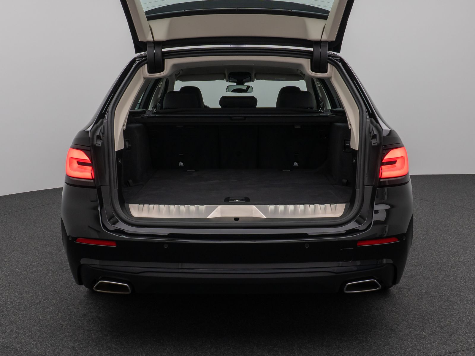 Fahrzeugabbildung BMW 530e Kamera DAB WLAN CockPitPro ACC Alarm LED